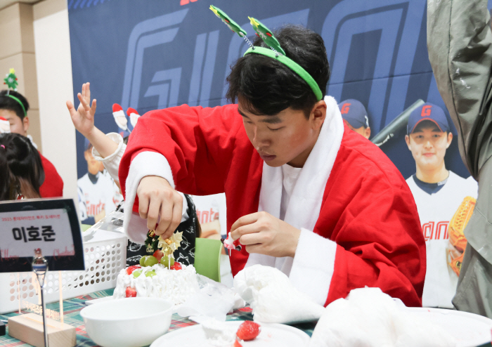 "부산을 더 따뜻하게" 롯데 신인 13명, 연말 맞이 이웃사랑+나눔 실천