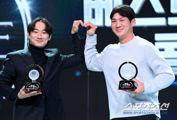 대주자에서 우승 2루수 된 '신데렐라'. 30년의 한(恨)도 풀어낼까. …