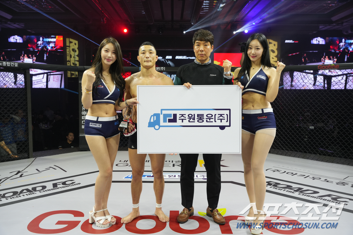 주원통운 배효근 대표, 승리한 양지용에게 시상[로드FC]