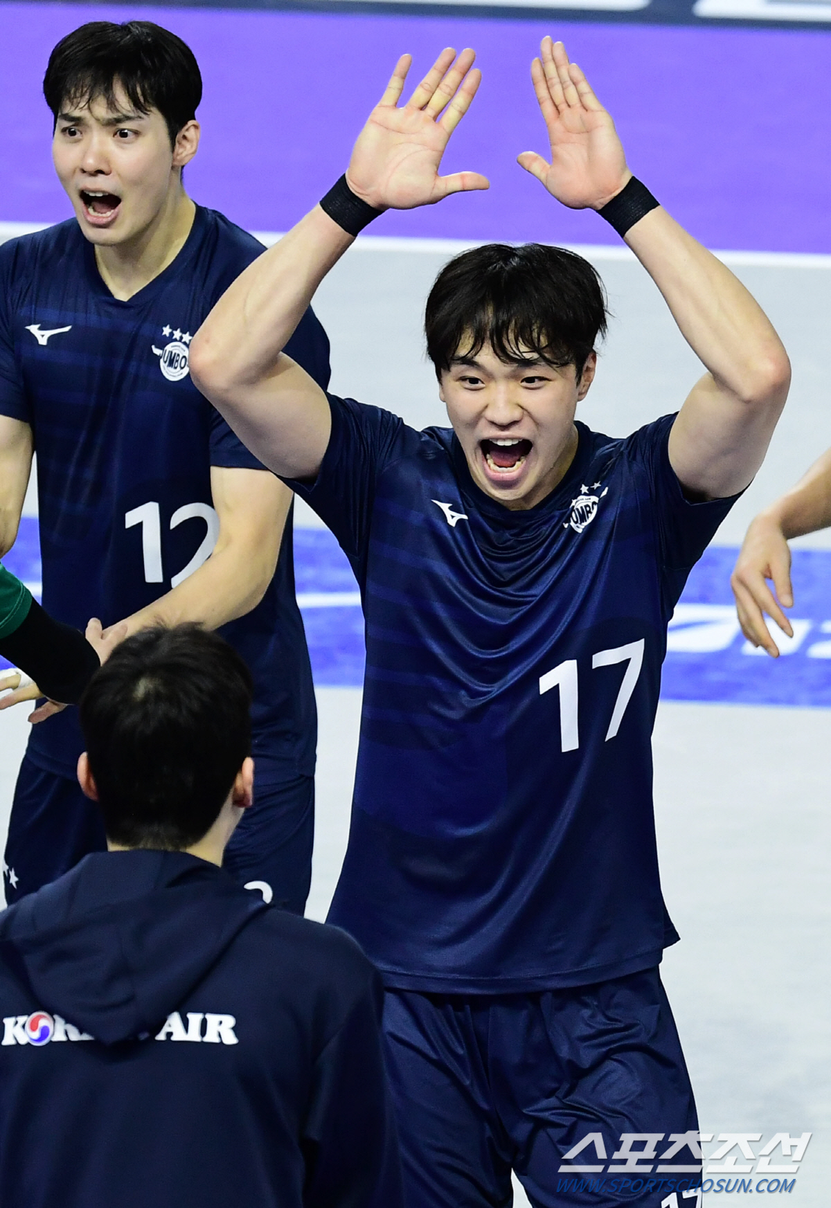 '18-23→3연속 범실→뒤집기' 승부는 1세트에 결정됐다. 대한항공, …