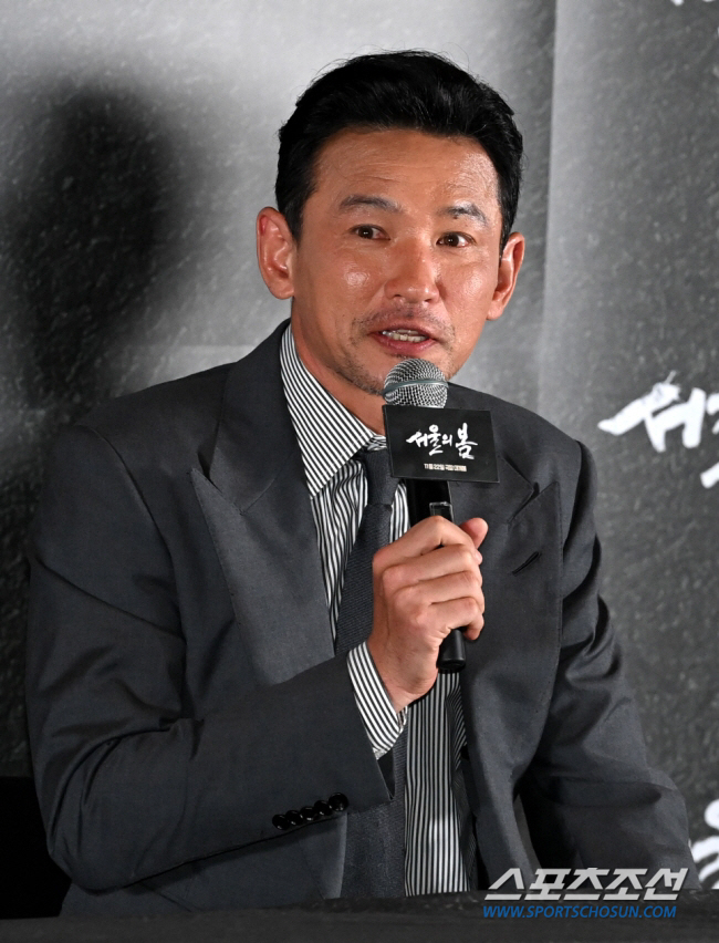 황정민, '서울의 봄' 무대인사 중 눈물 "광주 오길 43년 기다려"