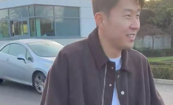 "세계에서 가장 겸손한 선수" 손흥민, 팬서비스 장면 '화제'..."팬과…