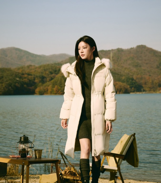 '촬영장에 산타 왔네' 고윤정·김우빈·수지, 스태프에 깜짝 선물 안긴 따…
