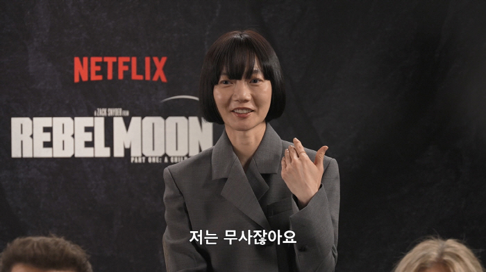 '레벨 문' 감독 "배두나가 쓴 검은 갓? '킹덤'에서 착안…뿌리 존중하…