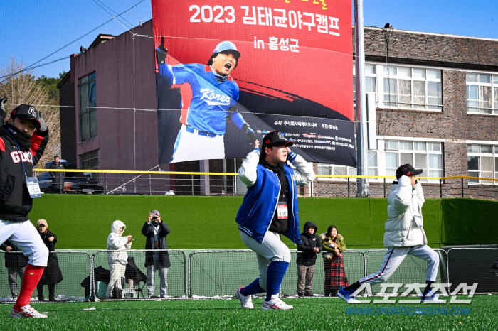 "초등학생 선수들에게 꿈을 선물" 한화 영구결번 레전드 김태균 감독 데뷔…