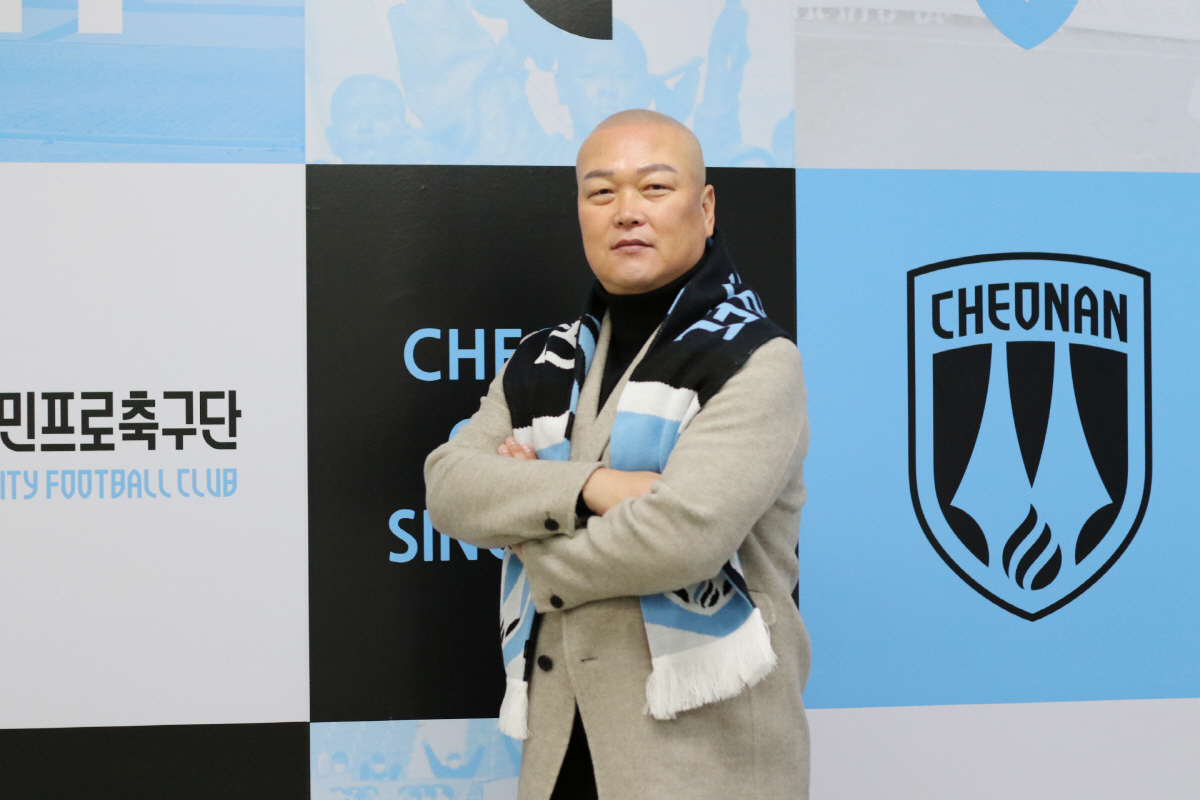 홍역 겪은 천안시티FC, 새 사령탑에 김태완 감독 선임 '해결 과제 수두…