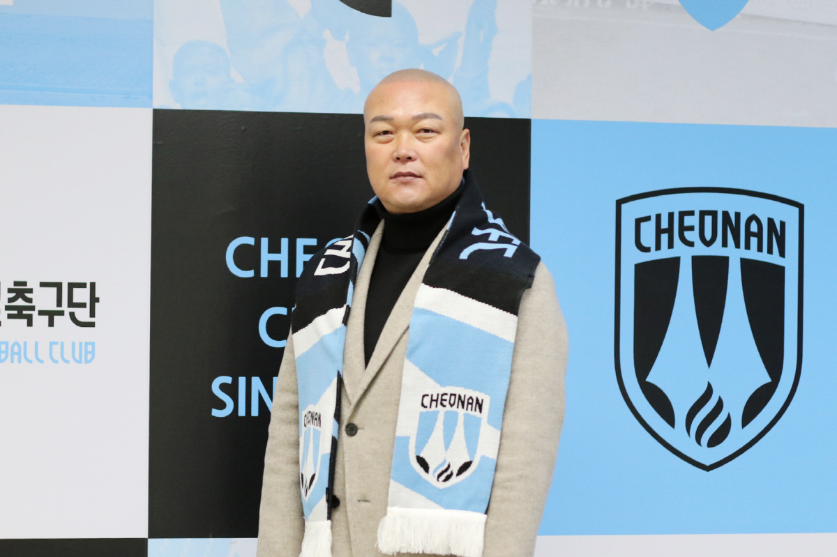 홍역 겪은 천안시티FC, 새 사령탑에 김태완 감독 선임 '해결 과제 수두…
