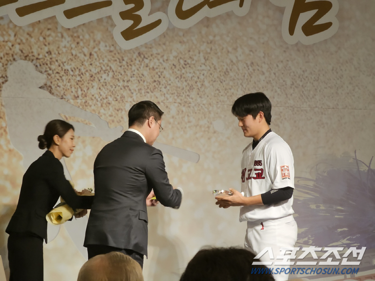 "더 이상 롤모델 없다"지만…, '팔색조 변신 중' 차세대 특급 마무리가…
