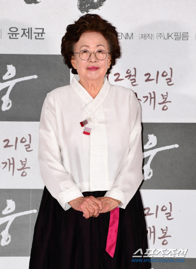 나문희, 오늘(19일) 남편상..슬픔 속 세 딸과 빈소 지켜