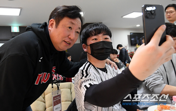 "LG 트윈스를 사랑합시다" 우승 공약 지킨 차명석 단장 '오늘은 팬들과…
