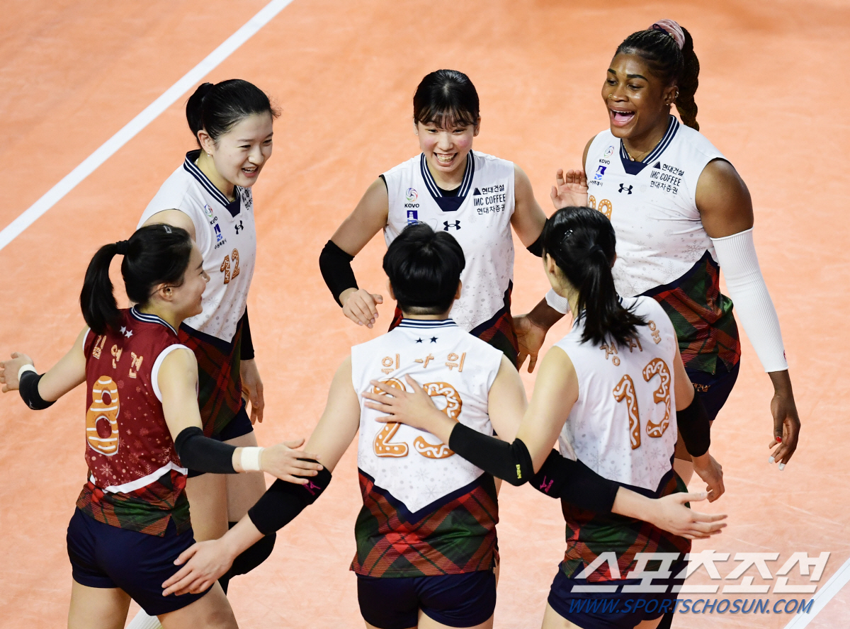 '1위 지켰다!' 주전 세터 빠진 현대건설, '김연경-옐레나 폭발' 흥국…