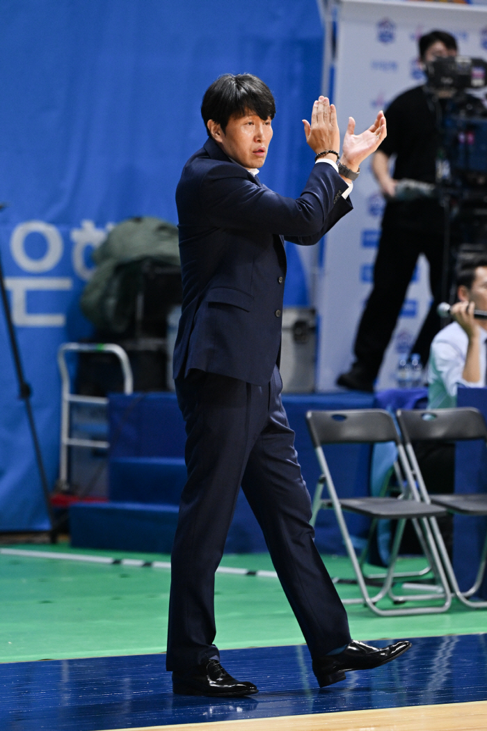 [현장인터뷰] 위성우 우리은행 감독 "이명관은 천운이다!"