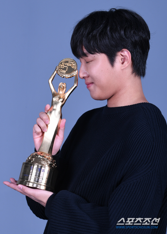[단독①] 홍사빈 "기쁨의 눈물 흘려준 김형서, 내 트로피 반 쪽 나눠주…