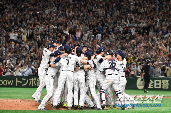 충격의 WBC 3연속 광탈→AG 금메달 반전…초대 우승팀의 자존심, 내년…