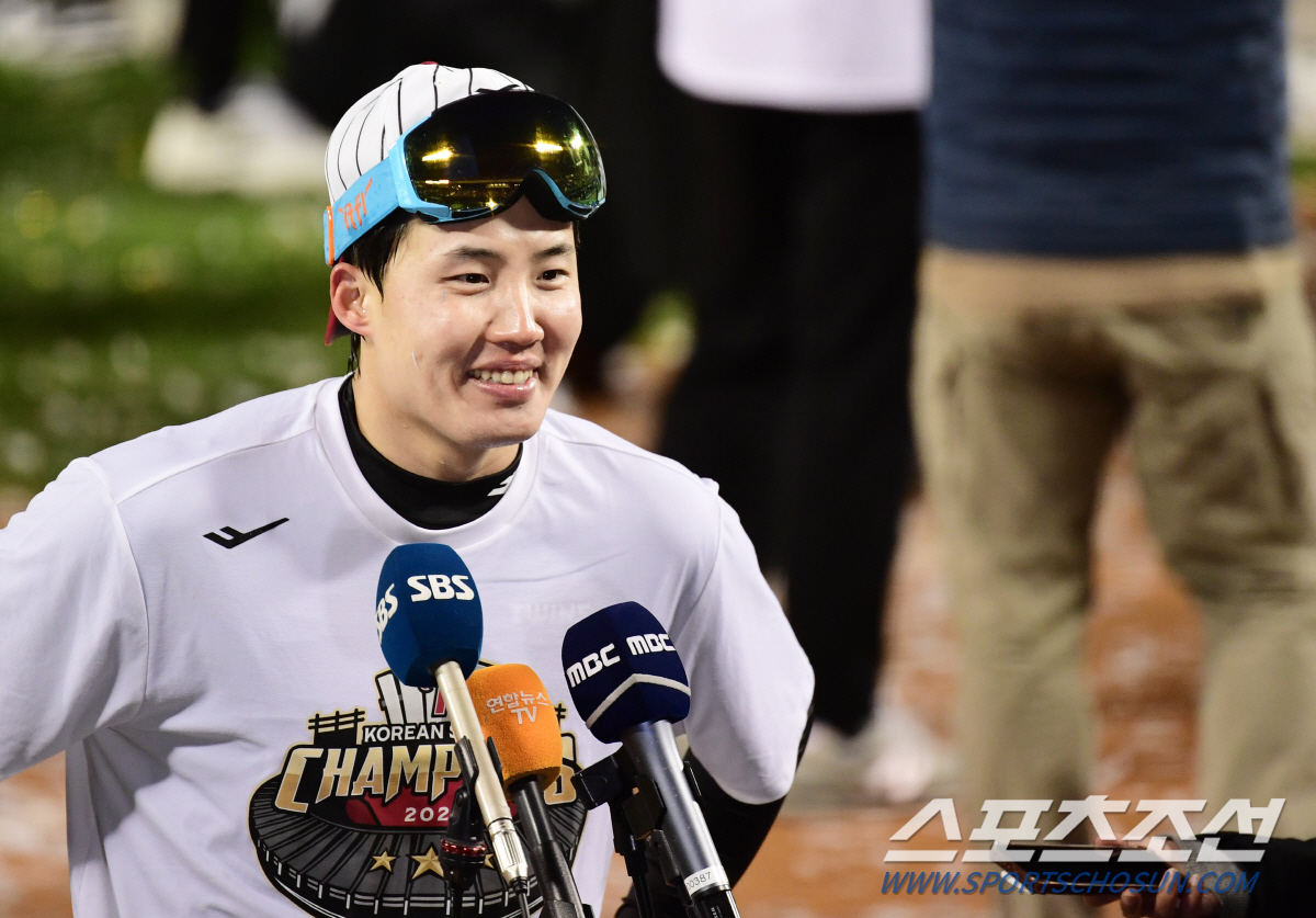 'FA 재수' 대박쳤다. '딱빡끝' 임찬규, LG와 4년 50억원 계약.…