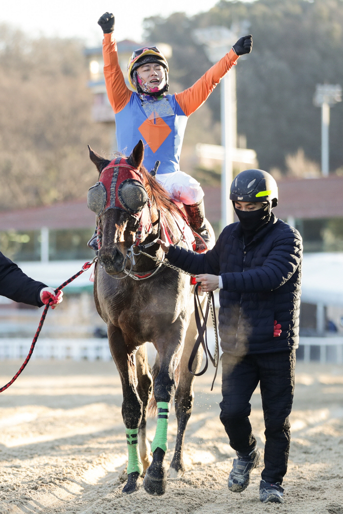 [경마] 위너스맨! 국산마 최초로 그랑프리(G1) 2연패(連覇) 달성
