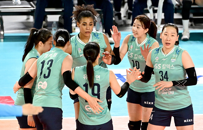 '레드 킬러 실바 35득점 맹폭' GS칼텍스, 정관장 상대로 완승…흥국 …
