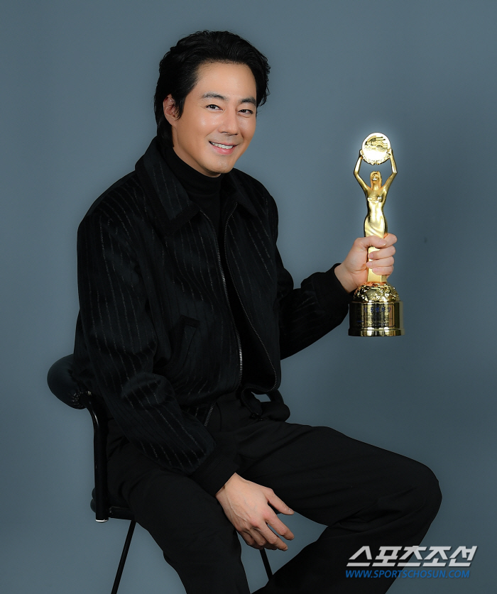 [단독②] 조인성 "25년째 전성기? 보물찾기하듯 숨어있는 팬 찾는 중"…