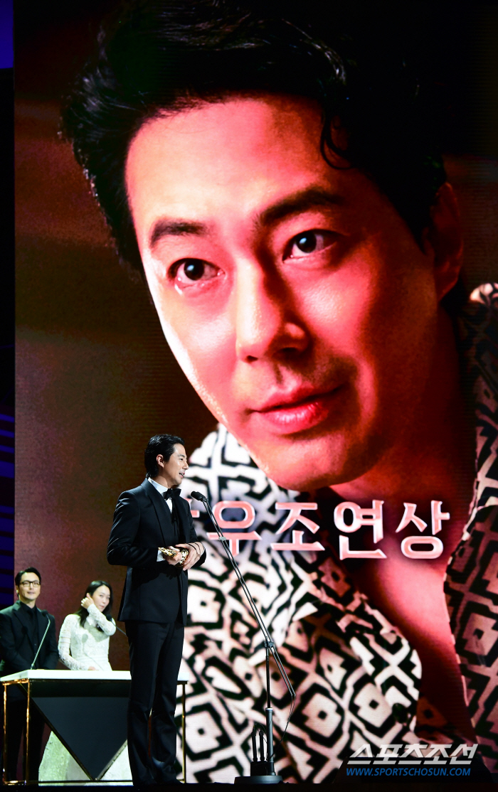 [단독 종합] "이쯤되면 류승완의 '흥행 요정'"…조인성, '밀수'로 시…