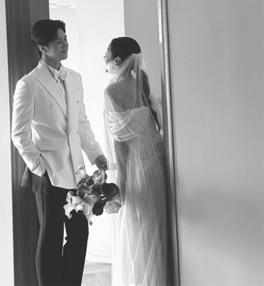 '산다라박 동생' 천둥 "가장 예쁜 ♥미미와 함께"…결혼 앞두고 웨딩 화…