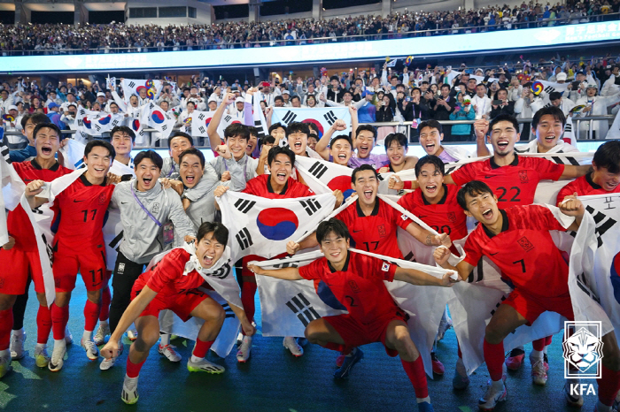 황선홍 감독과 항저우 AG '골든보이즈', 축구종합센터 건립에 4000만…