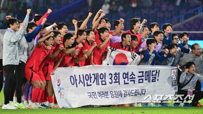 황선홍 감독과 항저우 AG '골든보이즈', 축구종합센터 건립에 4000만…