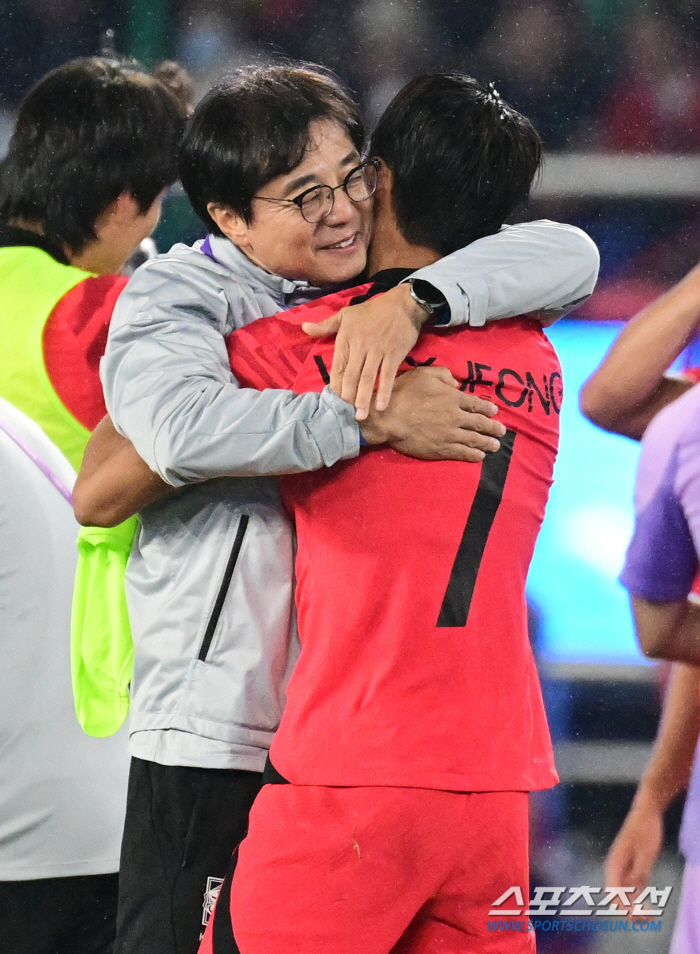 황선홍 감독과 항저우 AG '골든보이즈', 축구종합센터 건립에 4000만…