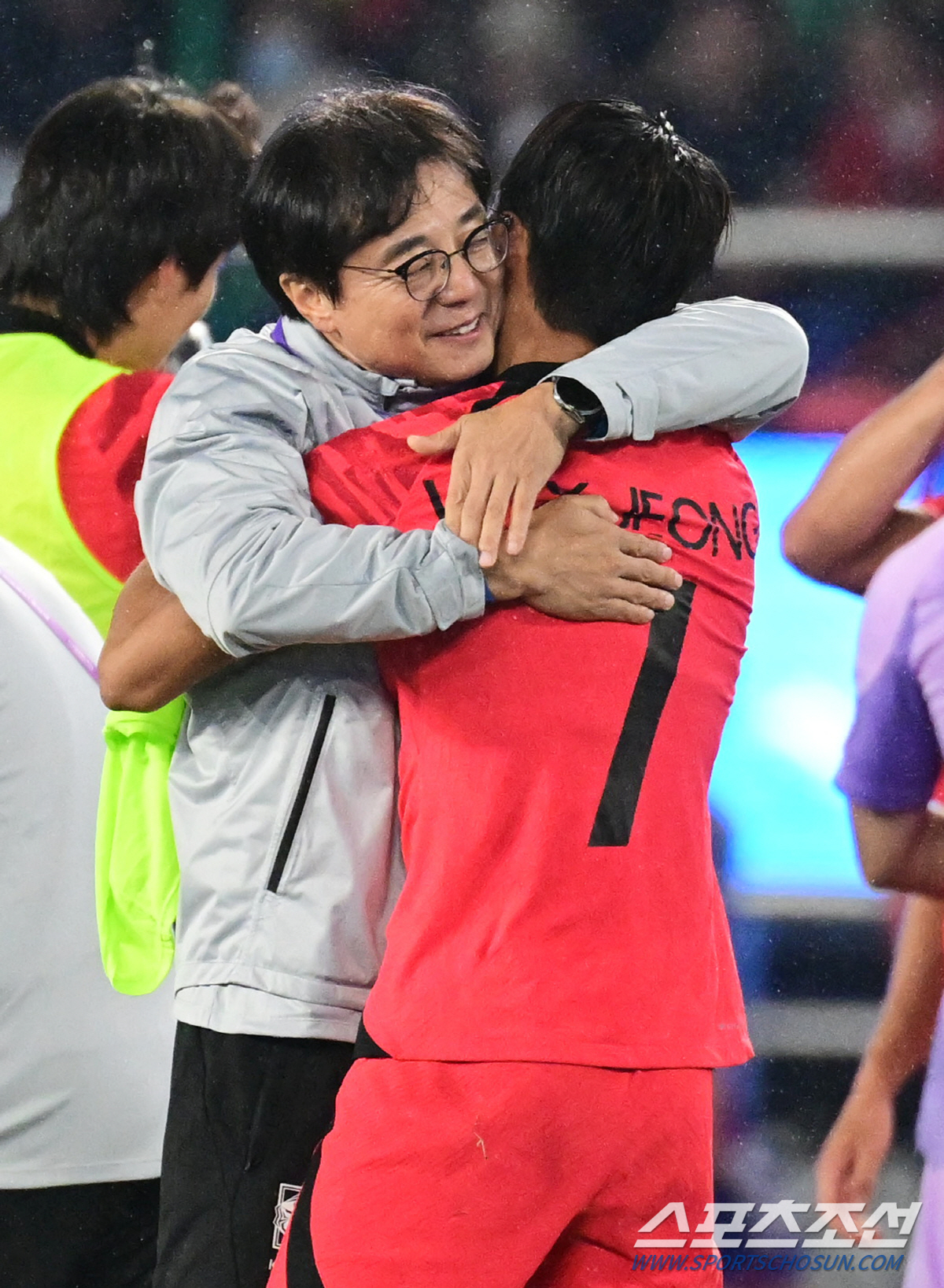 황선홍 감독과 항저우 AG '골든보이즈', 축구종합센터 건립에 4000만…