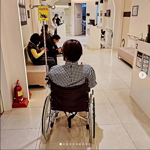 노홍철, 지팡이+휠체어 신세..."연말 무리한 약속에 결국"