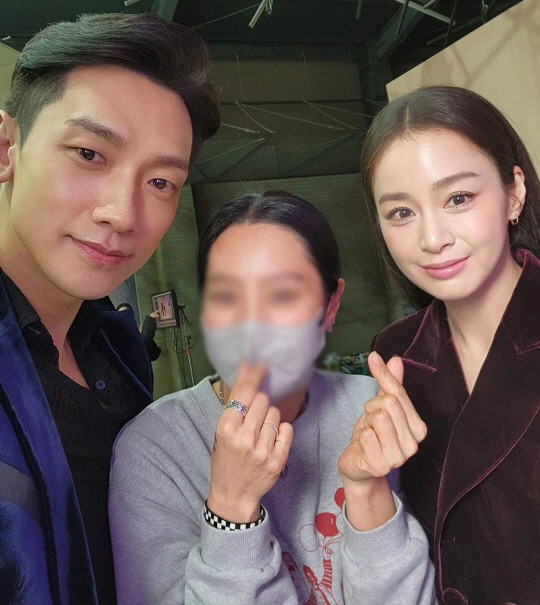 김태희♥비, 촬영장서도 화기애애 그 자체.."천생연분 사랑스러운 커플"