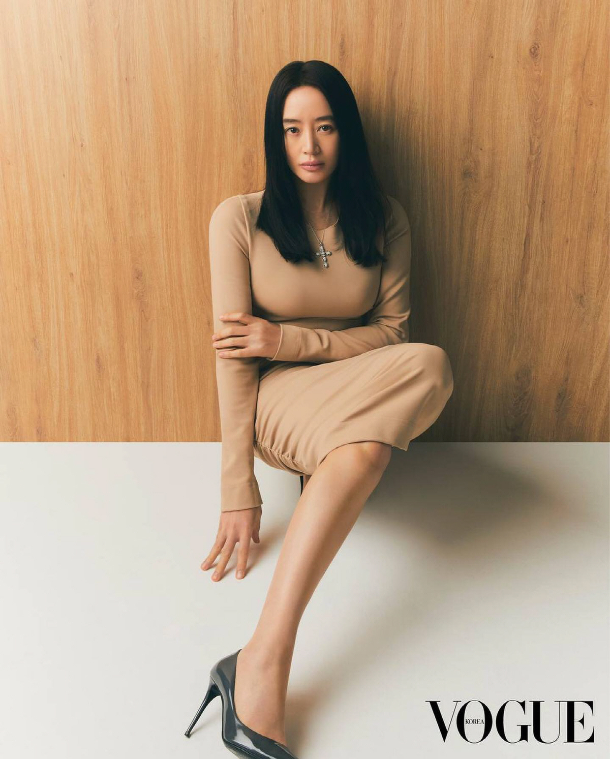 김혜수, 자기관리 끝판왕의 '선명한 복근'..관능적인 드레스 자태