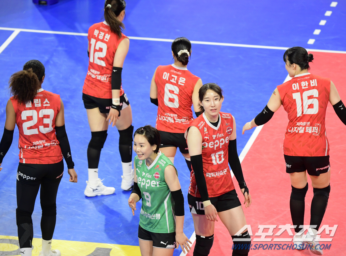 '10연패 탈출 절호의 기회였는데...' 5세트 마지막 통한의 범실, 페…