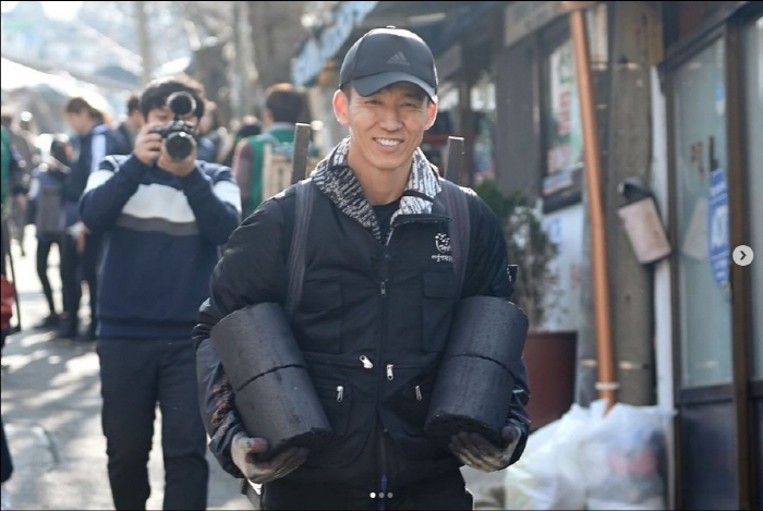 '정혜영♥' 션, 든든한 두 아들과 연탄봉사 "힘은 이런데 쓰는거란다"