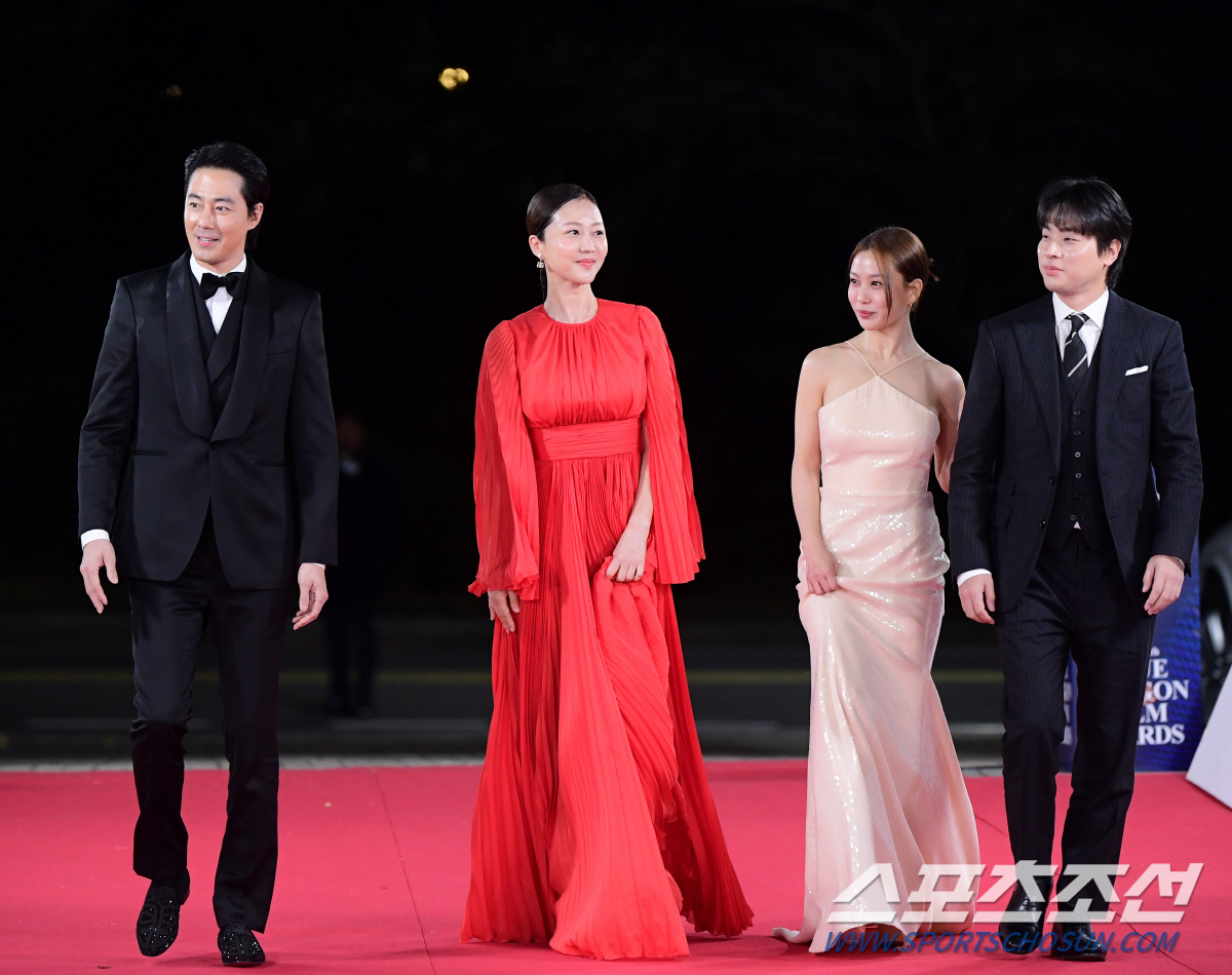 [단독 종합] "롤모델 김혜수 축하에 울컥"…고민시, 오랜 기다림 끝에 …