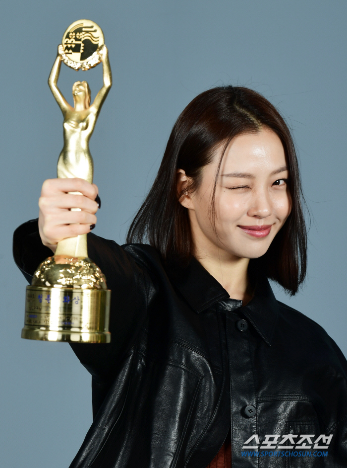[단독 종합] "롤모델 김혜수 축하에 울컥"…고민시, 오랜 기다림 끝에 …