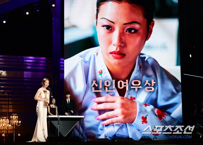 [단독 종합] "롤모델 김혜수 축하에 울컥"…고민시, 오랜 기다림 끝에 …