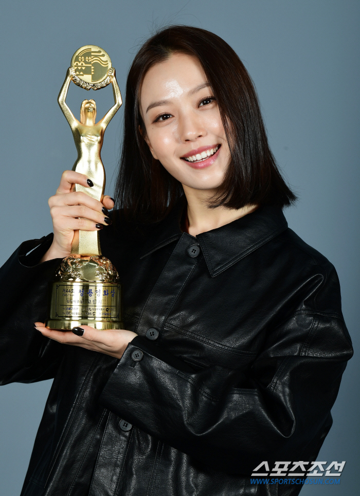 [단독 종합] "롤모델 김혜수 축하에 울컥"…고민시, 오랜 기다림 끝에 …