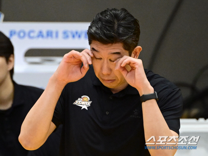 크리스마스 이벤트 많이 준비했는데... 1위에 0대3 패배. "황경민 몸…