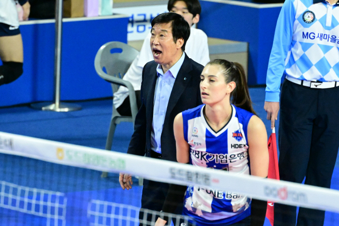 '1순위→1순위' 케미 대폭발! '아베크롬비 36득점' 기업은행, 풀세트…