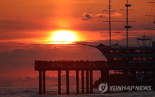 (강릉=연합뉴스) 유형재 기자 = 24일 일출 명소인 강원 강릉시 강동면 정동진 해변을 찾은 많은 해맞이 관광객이 일출을 바라보고 있다. 2023.12.24 yoo21@yna.co.kr