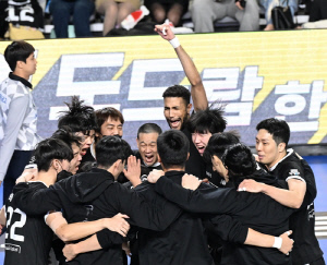 '대행체제' 남자배구 현대캐피탈, 한국전력 꺾고 연패 탈출