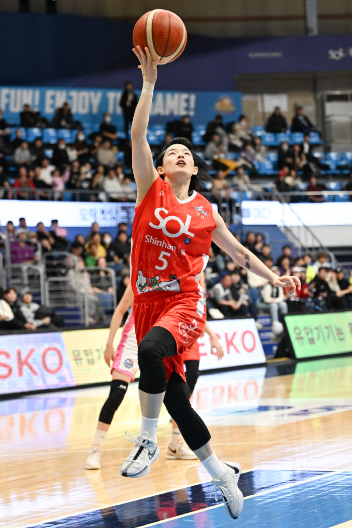 '크리스마스의 기적' 꼴찌 신한은행, 접전 끝 삼성생명 격파. 시즌 2승 감격