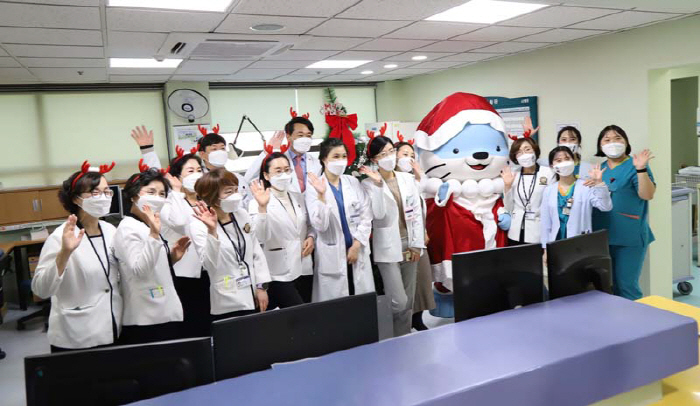 경상대병원, 성탄절 맞아 '하모'와 소아 환자에 선물 증정