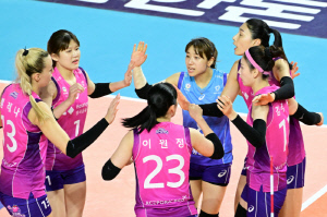 김연경, '6150명' 역대 최다관중 위한 크리스마스 선물! '22득점' 보약 인증. 흥국생명, 정관장 잡고 2연패 탈출