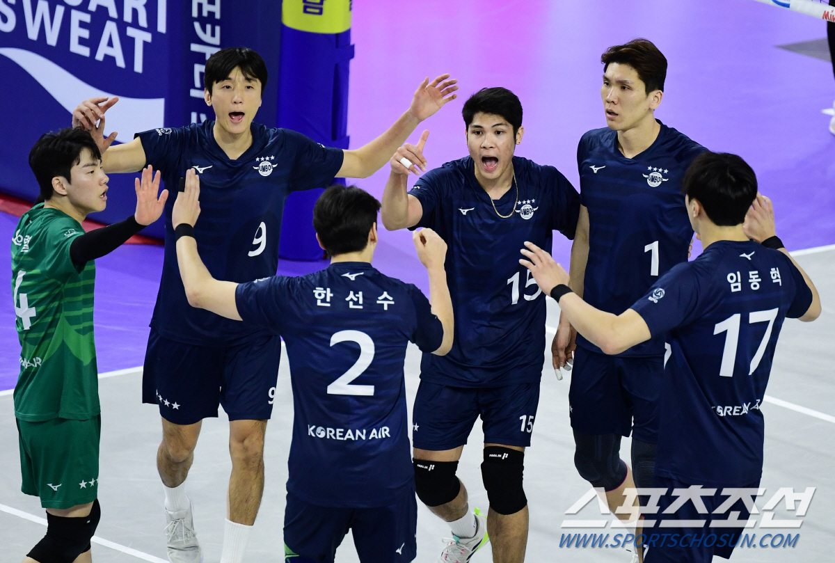 '승부수 던진 1세트, 패하자 와르르' OK금융그룹, 대한항공에 완패..…