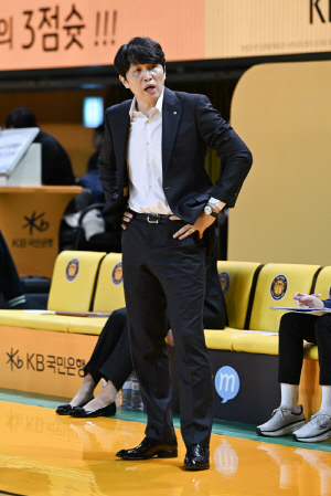 KB에 공동 1위 허용한 우리은행 위성우 감독, 