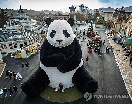 (서울=연합뉴스) 에버랜드가 오는 27일부터 열리는 2024년 새해를 맞이 연말 스페셜 위크에서 판다 가족과 함께하는 다양한 프로그램을 운영한다고 26일 밝혔다. 사진은 에버랜드 글로벌페어에 설치된 12미터 높이 초대형 판다 조형물 '자이언트 바오'. 2023.12.26 [삼성물산 리조트부문 제공. 재판매 및 DB 금지] photo@yna.co.kr