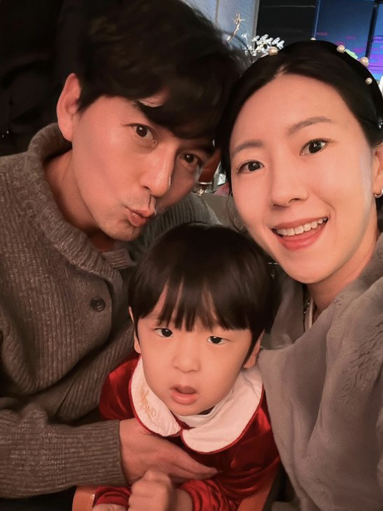 이필모♥서수연 "가족사진 넷이선 못찍어..셋도 보통 아냐" 두 아들맘의 …