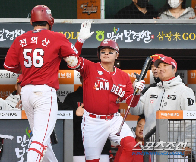 최저 연봉으로 은퇴+주장직 수락 CHOO…이숭용 감독 "멋지게 보내주고 …