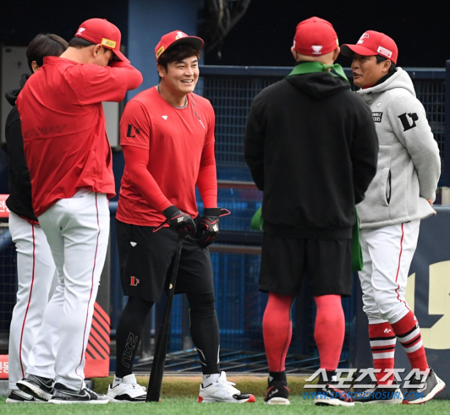 최저 연봉으로 은퇴+주장직 수락 CHOO…이숭용 감독 "멋지게 보내주고 …